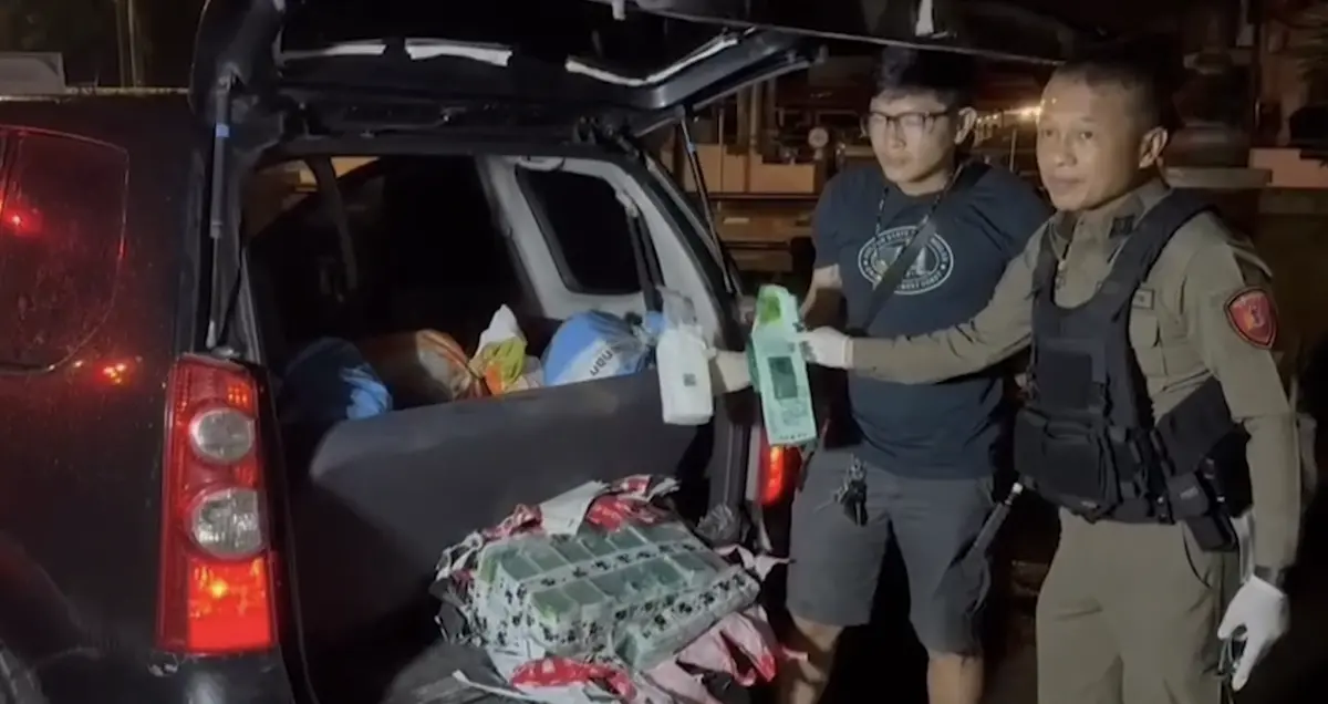 ▲一名毒販在與警方高速追逐中失控撞車，隨後棄車逃逸，現場遺留超過110公斤的冰毒。（圖／翻攝自影片）