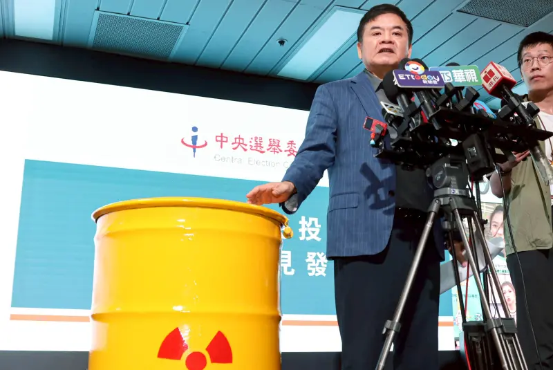 ▲莊瑞雄出席公投發表會，並特別帶上自製核廢料。（圖／記者朱永強攝，2025.08.15）