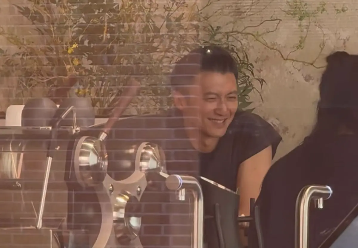 ▲44歲謝霆鋒在上海的咖啡店，被野生捕捉，就算粉絲透過玻璃窗拍他，樣子仍然帥氣逼人，更完全不顯老，有網友直呼羨慕他的女友王菲，說王菲真的吃太好。（圖／摘自小紅書）