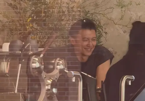 44歲謝霆鋒被野生捕捉、帥氣逼人！網友直呼羨慕王菲：真的吃太好
