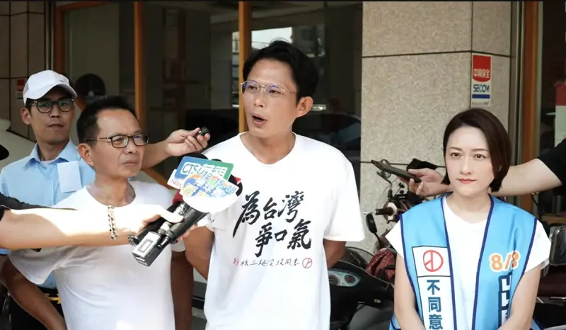 ▲黃國昌「公投大車掃」抵達台中市豐原區，由民眾黨台中市黨部主委陳清龍、立法院副院長江啟臣妻子劉姿伶陪同。（圖／台中市議員陳清龍提供，2025.08.15）