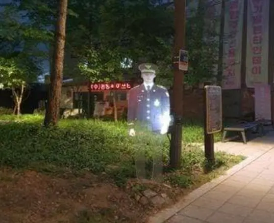 幽靈現身？公園驚現「半透明警察」網全嚇翻　犯罪率大減22%