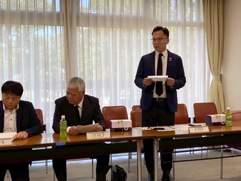 ▲高市議員林智鴻與紅毛港保安堂受邀前往日本熊本縣出席「熊本縣戰歿者遺族交流會」，會中林志鴻受邀發表致詞強調台日兩地的歷史連結與當前在區域和平。（圖／林智鴻辦公室提供）