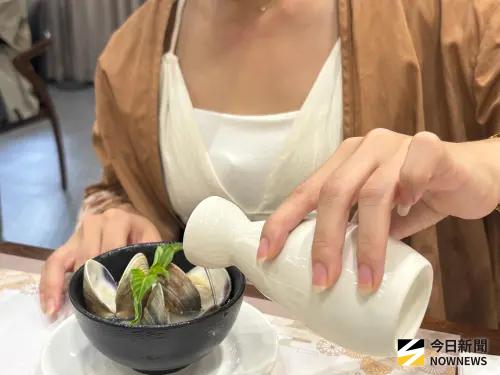 ▲饗釀餐酒會以美食結合地酒，一道道佳餚對應霧峰酒莊不同酒品，展現餐酒交融美學。（圖／記者金武鳳攝，2025.8.15)