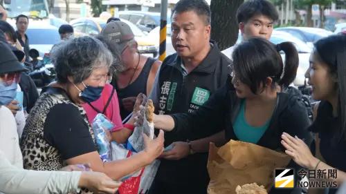 不滿曹興誠「假球說」！ 網紅到大巨蛋發雞排　慶祝大罷免大失敗
