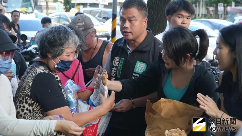 不滿曹興誠「假球說」！ 網紅到大巨蛋發雞排　慶祝大罷免大失敗