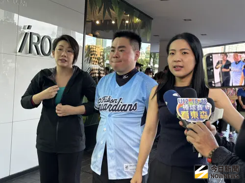 ▲不滿曹興誠「假球說」，網紅「一級嘴砲技術士」（中）兌現祭品文發雞排。（圖／記者呂炯昌攝，2025.08.15）