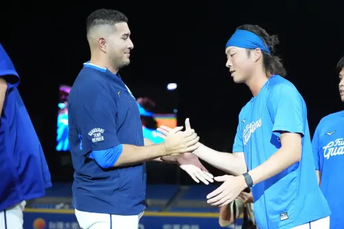 ▲富邦悍將為6隊中最早結束洋將補強的球隊，由日籍投手鈴木駿輔（右）取代富藍戈（左）。（圖／富邦悍將提供）