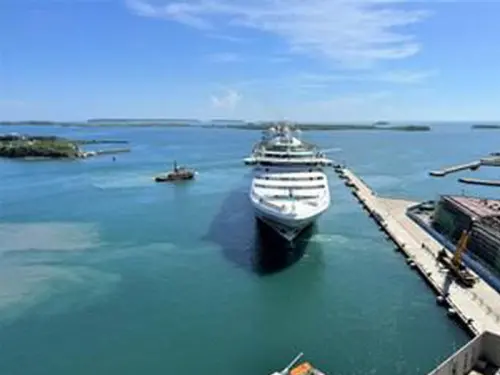 ▲巴哈馬籍領航星號郵輪泊靠澎湖馬公商港碼頭。(圖／高雄港務分公司提供)