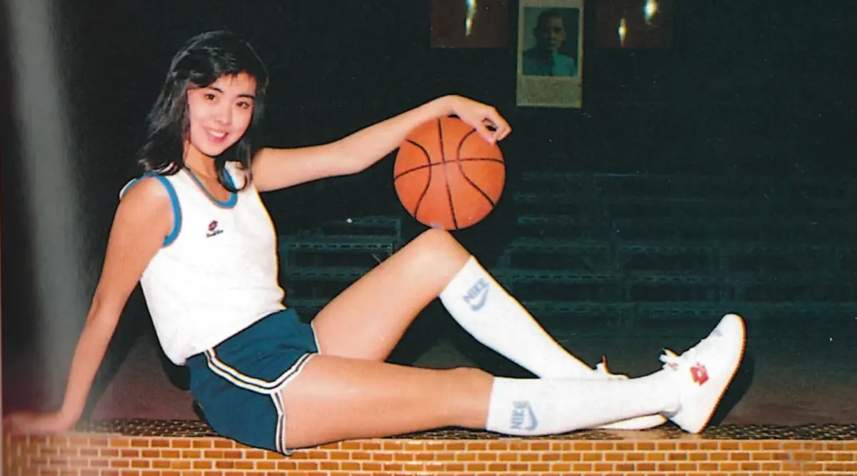 ▲王祖賢高中時打籃球的舊照曝光，被粉絲大讚根本是「真人版赤木晴子」，她還曾待過台電女籃隊。（圖／翻攝自臉書粉專《籃球紙箱》）