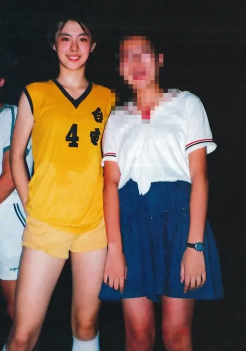 ▲王祖賢打籃球舊照曝光!被封「真人版赤木晴子」 曾待台電女籃隊(圖/翻攝自臉書粉專《籃球紙箱》) ▲王祖賢打籃球舊照曝光!被封「真人版赤木晴子」 曾待台電女籃隊(圖/翻攝自臉書粉專《籃球紙箱》)