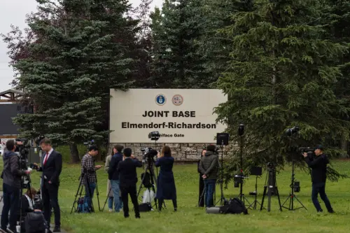 ▲美國總統川普與俄羅斯總統蒲亭15日將在阿拉斯加舉行會晤，14日已有媒體記者在舉行會面的美軍基地外等待。（圖／美聯社／達志影像）