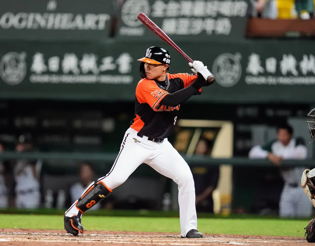 ▲統一獅在5局上靠著朱迦恩的陽春砲開啟6分大局。儘管9局下陳韻文又開啟「小文劇場」，最終獅隊仍以7：4客場擊敗台鋼，收下近期一波4連勝，同時賞給台鋼4連敗。（圖／統一獅提供）