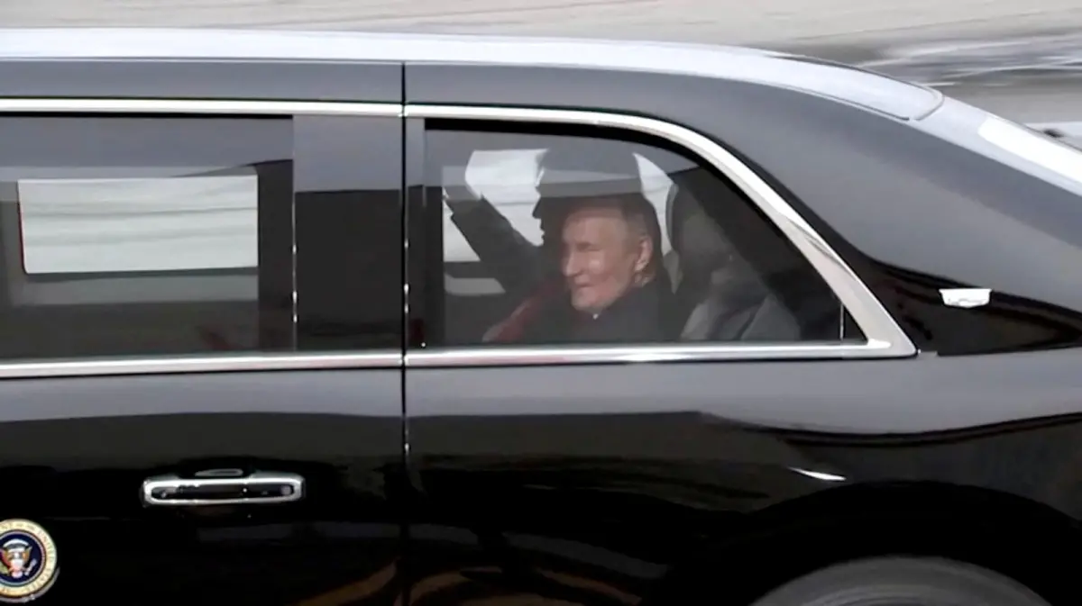 ▲蒲亭罕見與川普一同搭乘美國總統的專屬豪車，前往峰會現場。（圖／路透／達志影像）