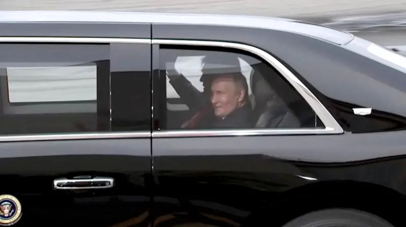 ▲蒲亭罕見與川普一同搭乘美國總統的專屬豪車，前往峰會現場。（圖／路透／達志影像）