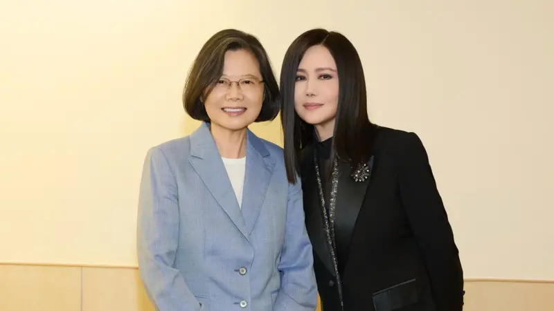 ▲江蕙小巨蛋演唱會迎來前總統蔡英文到場朝聖，她點名最愛〈博杯〉，並守到安可曲結束才離場，展現對二姐的支持與喜愛。（圖／翻攝自臉書蔡英文 Tsai Ing-wen）