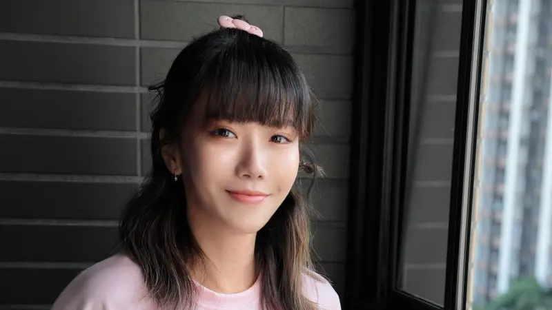 ▲大牙宣布離婚後昨（15）日在臉書分享新客廳，未料卻被酸「沒人煮飯」，她霸氣回應展現獨立態度，更回嗆翻舊帳的網友：「你有什麼毛病？」最終以酸民刪文落幕。（圖／翻攝自臉書宜霈vs大牙）