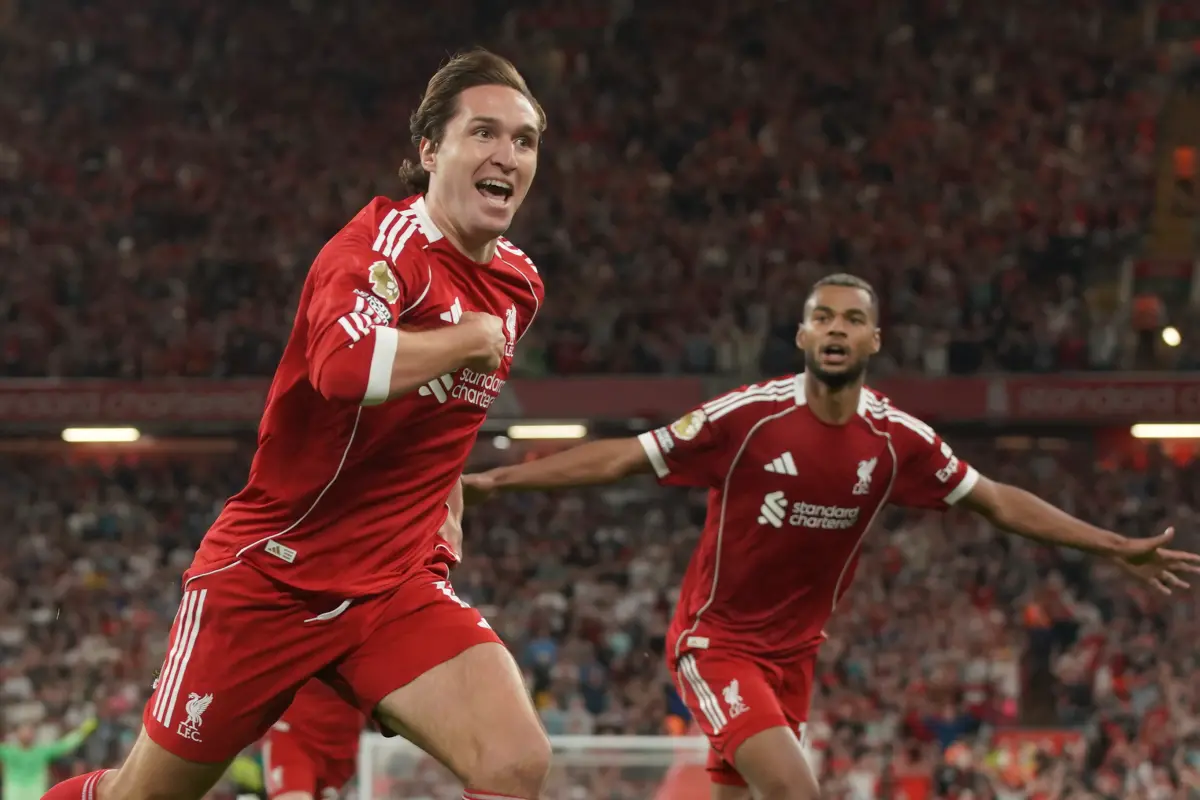 ▲英格蘭足球超級聯賽（Premier League）衛冕軍利物浦在新賽季首戰歷經驚濤駭浪，最終靠著奇薩（Federico Chiesa）與薩拉赫（Mohamed Salah）的末段進球，以4：2力退伯恩茅斯。（圖／美聯社／達志影像）