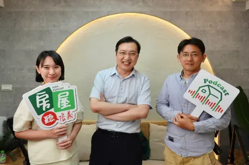 ▲房市專家何世昌（中）上信義房屋節目談今年房市走勢。（圖／信義房屋提供）