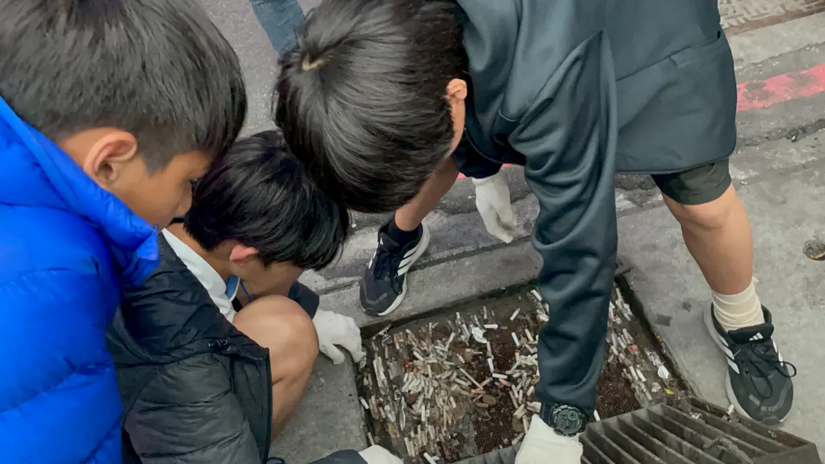 ▲不落蒂小隊一開始使用由學長姐設計的簡易鐵網，曾在便利商店門口的水溝攔截超過1200根菸蒂。（圖／不落蒂聯盟提供）