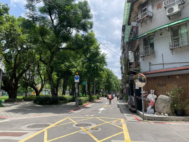 ▲中山站周邊住宅產品多元，新成屋和中古公寓都有客群青睞，圖為赤峰街。（圖／信義房屋提供）