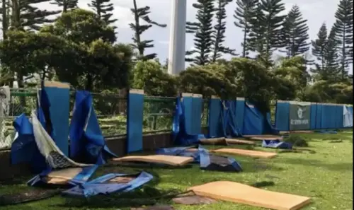 ▲陳世展在社群媒體 Threads指出，颱風導致母校台東體中棒球隊的牛棚天花板被整片掀飛，全壘打牆倒塌，防撞泡棉也全部破損、遭雨水浸泡，場地滿目瘡痍。（圖／翻攝自陳世展Threads）