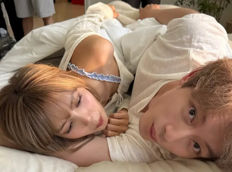 ▲坂口健太郎（右）被爆出同居化妝師又劈腿女演員，引起爭議。日前他才和BLACKPINK成員Lisa（左）合作MV〈Dream〉，兩人在片中甜蜜躺床，各種情侶互動驚呆粉絲。（圖／Lisa IG@lalalalisa_m）