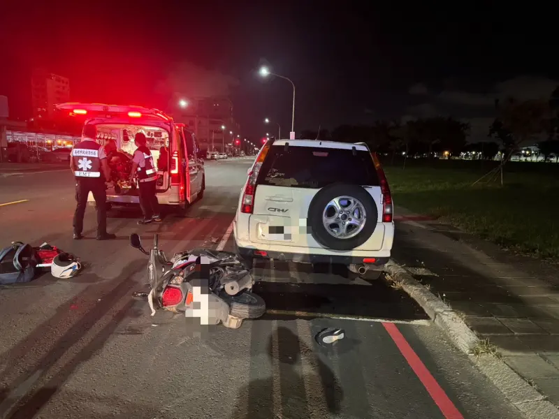 ▲31歲呂姓男子半夜騎機車被野狗狂追，嚇到自撞休旅車倒地受傷。（圖／翻攝畫面）