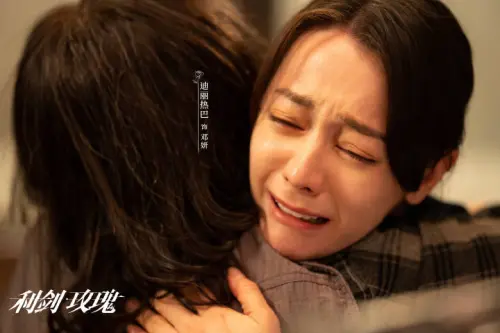 《利劍玫瑰》迪麗熱巴驚人片酬曝光！自降身價新戲擠走趙麗穎
