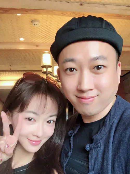 ▲于正（右）今日在微博曬出與吳謹言合照（左），祝福她生日快樂。（圖／翻攝自于正微博）