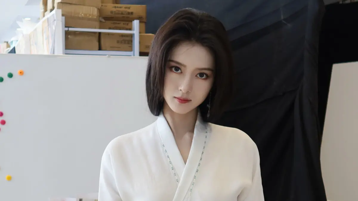 ▲于正日前在直播中，暗諷《天才女友》換角涉及潛規則，讓新人合詩雨無辜被酸民影射、攻擊，她怒嗆「需要律師函嗎？」反擊謠言。（圖／翻攝自合詩雨微博）