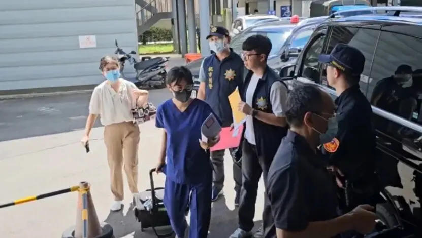 ▲謝姓準男大生14日跟女友登山踏青，卻在大同山觀景台附近，為拍美照攀爬至15公尺6.9萬伏特電塔頂，意外觸電墜地亡，桃園地檢署檢察官15日率法醫抵達桃園殯葬管理所桃園館相驗遺體。（圖／翻攝畫面）