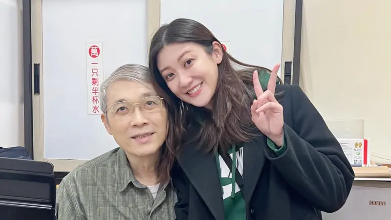 ▲林逸欣（右）補辦婚宴影片爆紅，帶動林爸爸診所精油膏成「最強婚禮業配」，小物瞬間售罄，診所宣布8月21日補貨，並祭出「一人限購100瓶」新規，引發粉絲再度搶購熱潮。（圖／翻攝自臉書林春銘醫師神經醫學網）