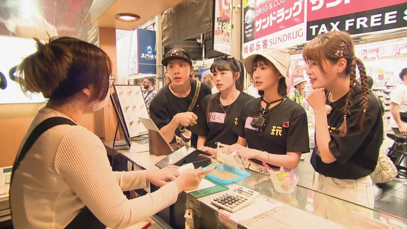 ▲粿粿（右2）和范姜彥豐婚變消息未散，跟著《綜藝玩很大》到日本大阪放風，開啟單身少女生活，開心到笑不停。（圖／綜藝玩很大）