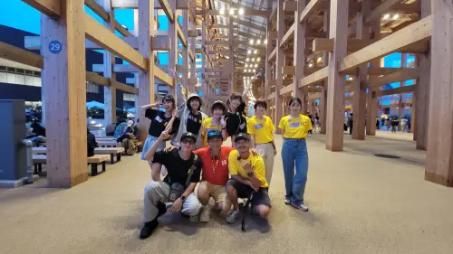 ▲《綜藝玩很大》首次來到日本大阪，前進世界博覽會Tech World館。後排左起簡廷芮、粿粿、孫可芳、林舒語、嚴正嵐、梁凱莉前排左起坤達、吳宗憲、KID。（圖／綜藝玩很大）