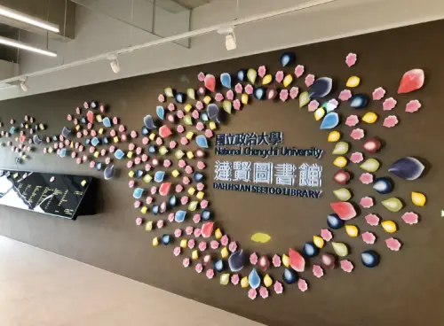 ▲網友貼出的地點，是位於政治大學的「達賢圖書館」，在2019年啟用至今，有全台最美圖書館之稱。（圖/達賢圖書館官網）