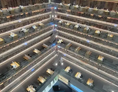 ▲達賢圖書館最大特色就是中空設計。（圖/Google評價）