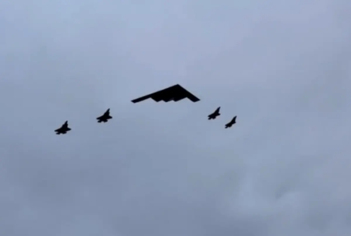 ▲美國總統川普當地時間15日在阿拉斯加，迎接俄羅斯總統蒲亭時，飛越2人頭頂的B-2隱形轟炸機引發熱議。（圖／擷取自影片）