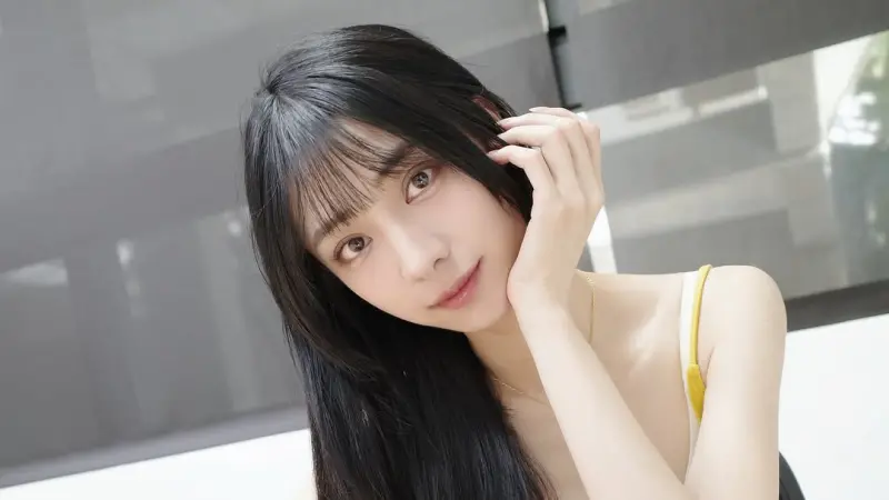 ▲今日娛樂熱門話題包含嘎琳（如圖）與富商看球合照流出，以及中國女畫家曝光Ryu、Yuma離婚財產分配、成龍被罵伸鹹豬手等。（圖／嘎琳IG＠54lin._.a）