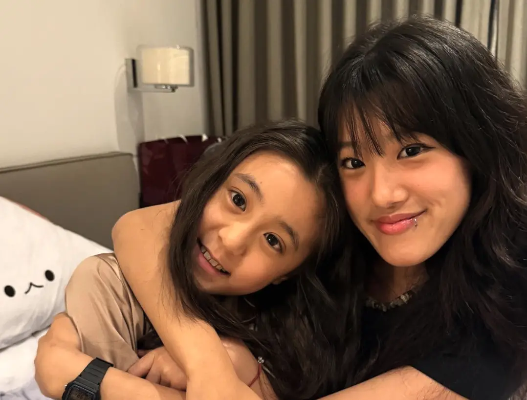 ▲賈靜雯女兒咘咘（左）10歲了，梧桐妹祝福妹妹生日快樂，還曬出一家五口照片，寫下「永遠愛你」感動粉絲。（圖／翻攝自梧桐妹IG@angelsun619）