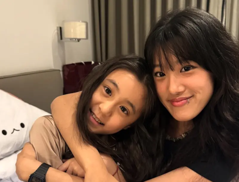 ▲賈靜雯女兒咘咘（左）10歲了，梧桐妹祝福妹妹生日快樂，還曬出一家五口照片，寫下「永遠愛你」感動粉絲。（圖／翻攝自梧桐妹IG@angelsun619）