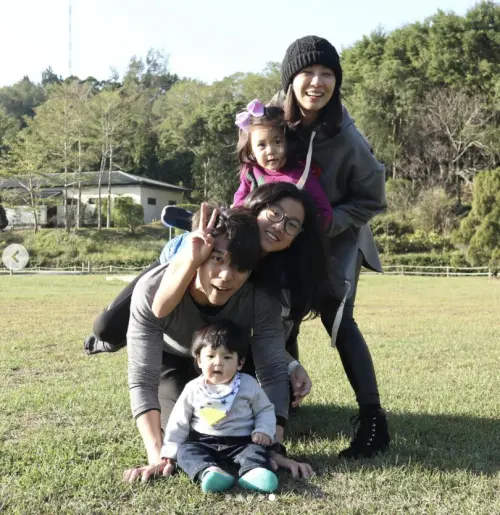 ▲梧桐妹分享一家五口照片。（圖／翻攝自梧桐妹IG@angelsun619）