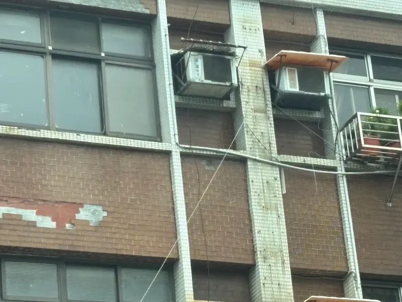 ▲大樓磁磚剝落，親戚拒繳150萬元修繕費，還請律師打官司，房產達人孔祥合嘆，成本極大。（示意圖，圖非當事人／記者徐銘穗攝）