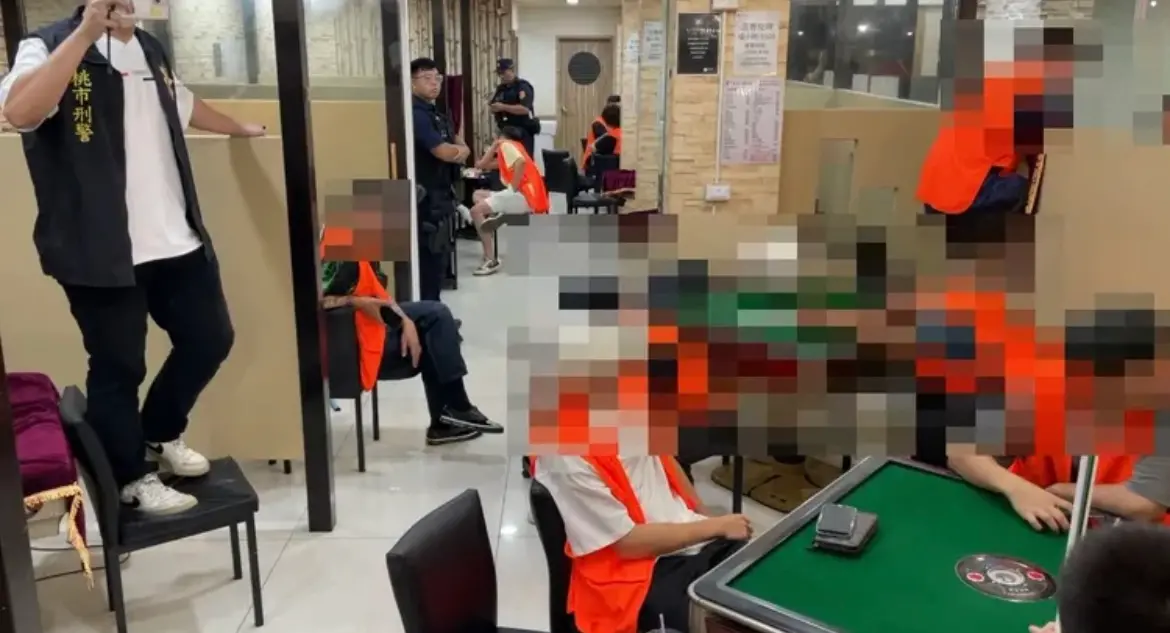 ▲中壢警方對中原夜市執行治安掃蕩，其中的中原大學旁麻將館，吸引許多學生賭客。（圖／警方提供）