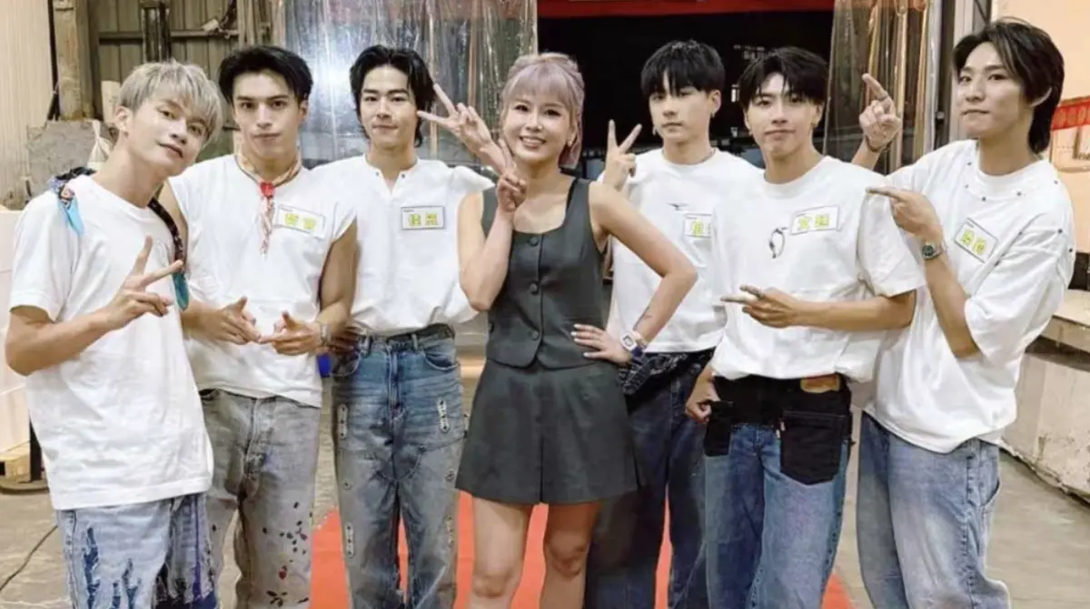 ▲丟丟妹（中）合體Ozone直播帶貨，放話「月薪50萬」想挖角成員林煥鈞，被粉絲笑虧差點就要退出演藝圈，事後他們還大嗑丟丟妹一桌好菜，直接認了對方當乾媽。（圖／樓頂揪樓下提供）