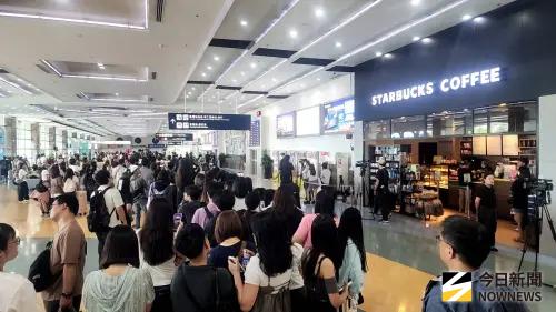 ▲小港機場湧入300多位粉絲迎接朴寶劍。（圖／記者陳雅蘭攝）