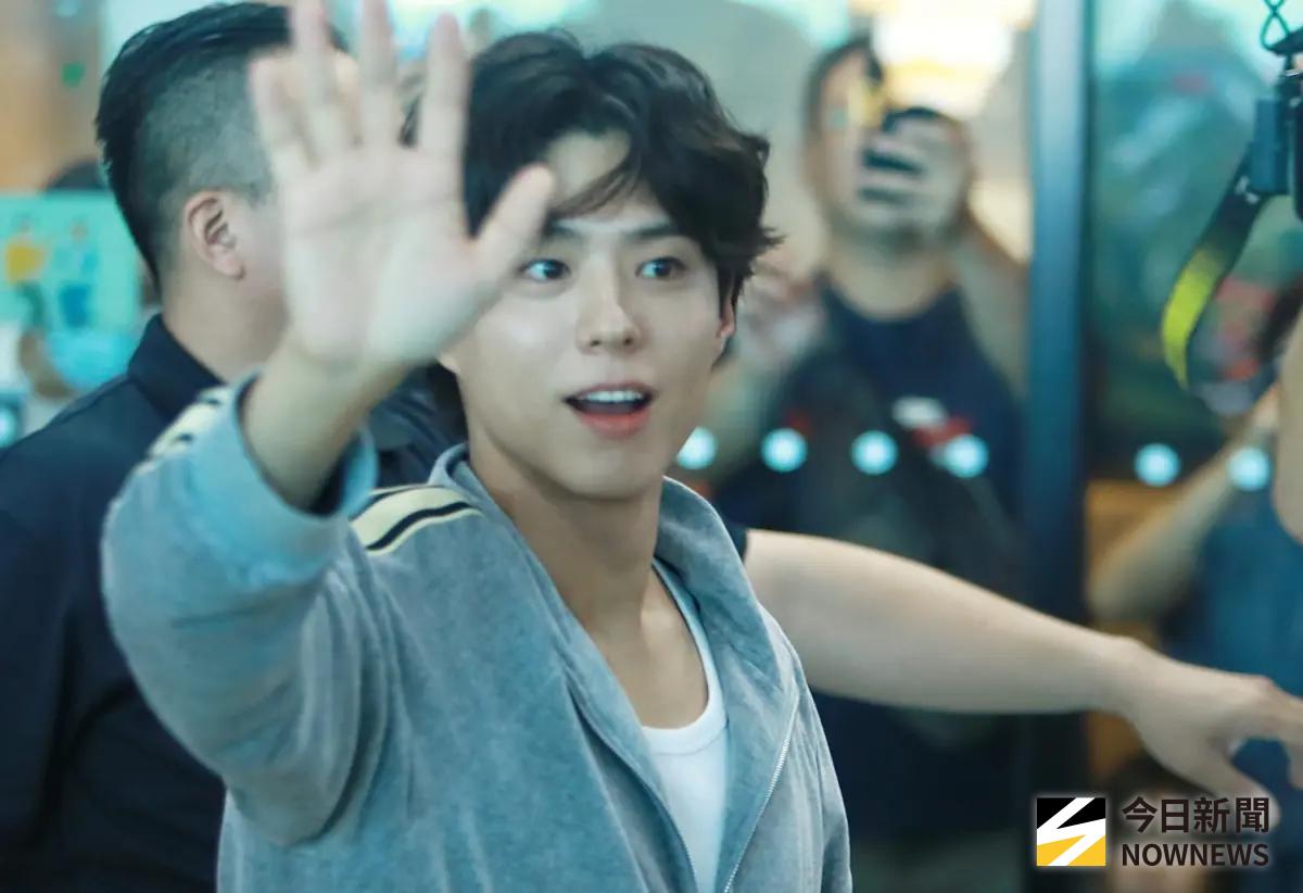 ▲朴寶劍抵達高雄，一現身接機大廳，他一一看向粉絲、媒體鏡頭揮手微笑，甚至開啟小型簽名會，超級親民！（圖／記者陳雅蘭攝）