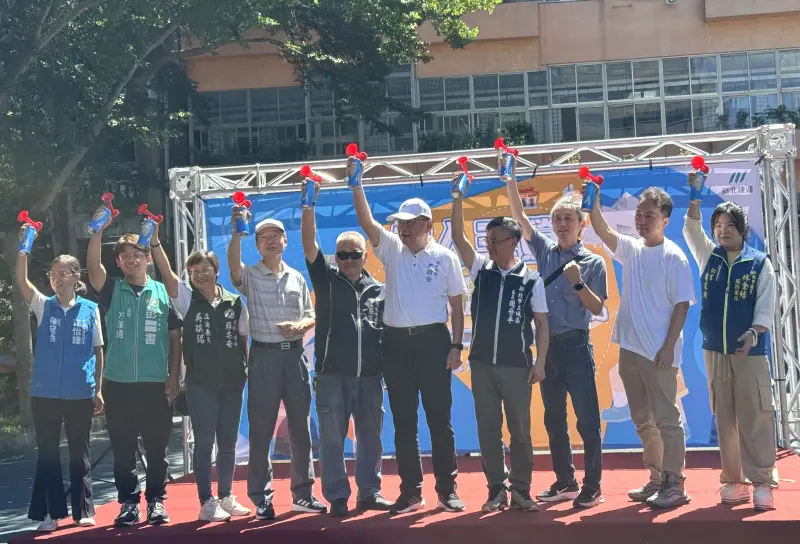  ▲新北市捷運局局長李政安亦親臨現場，並親自鳴槍，為比賽揭開序幕。（圖／記者鍾怡婷攝） 