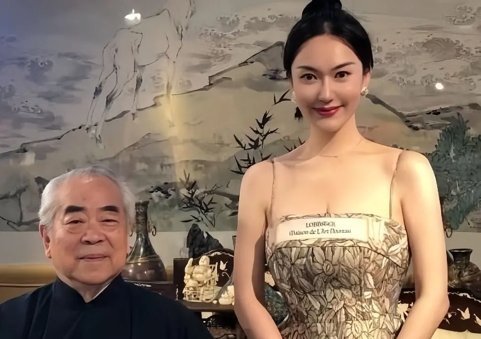 ▲87歲中國書畫家范曾（左）去年才迎娶小50歲妻子徐萌（右），不料近日驚傳婚變，徐萌遭爆與情夫搬空他價值高達20億的所有畫作，並低價變賣，消息直接衝上熱搜。（圖／微博@单向度猹）