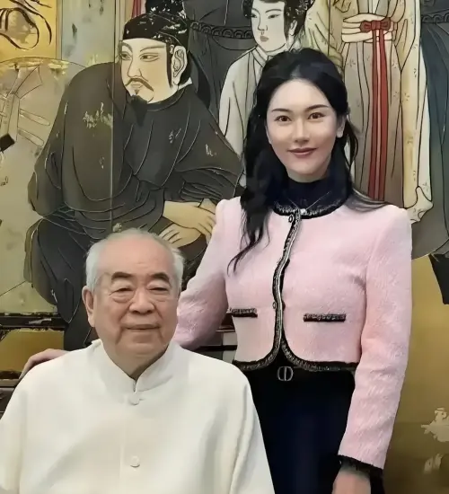 ▲87歲書畫家范曾（左）驚傳婚變！遭小50歲妻子徐萌（右）背叛　與情夫搬空他20億畫作。（圖／微博@单向度猹）